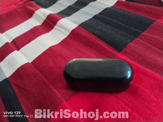 ব্লুটুথ হেডফোন।